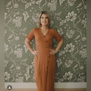 Doe & Rae large pumpkin colored maxi dress with faux wrap, V neck. NWOT.‎